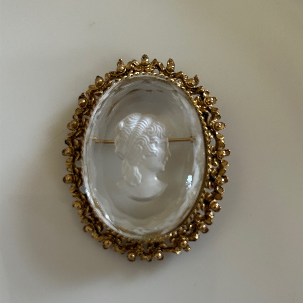 Vintage 1950’s Intaglio Glass Cameo Brooch with Gold Tone Filligree Frame
